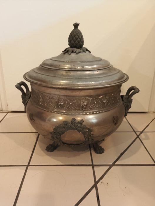 Stara waza z ornamentem w stylu francuskim