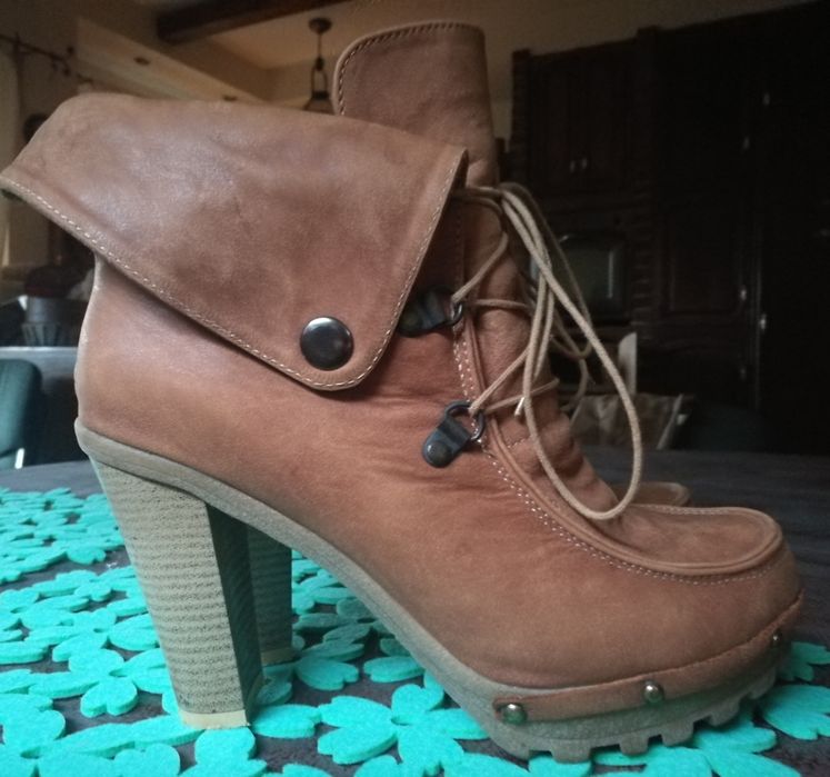 Włoskie, ocieplane, carmelowe botki