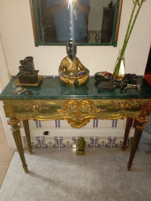 Móvel de entrada com tampo de mármore verde