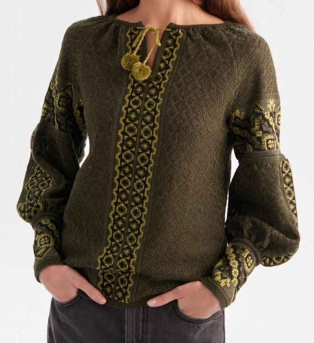 В'язана жіноча вишиванка