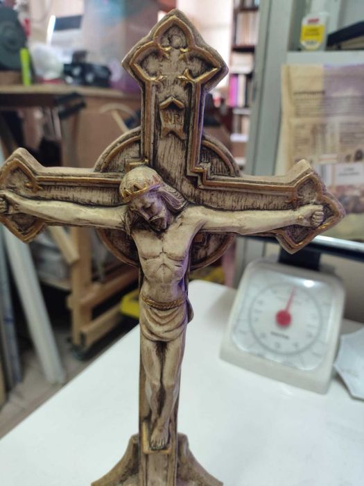 Cruz Alter Tradicional. Crucifixo de mesa antigo em gesso