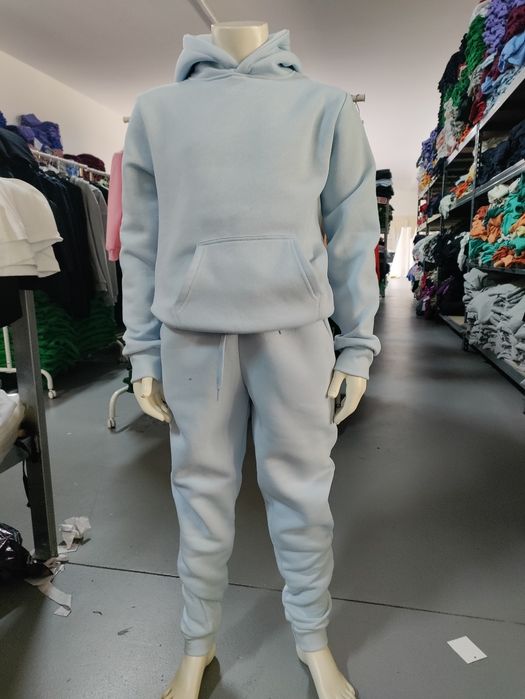 Fato treino criança 9 euros.         Só para REVENDA