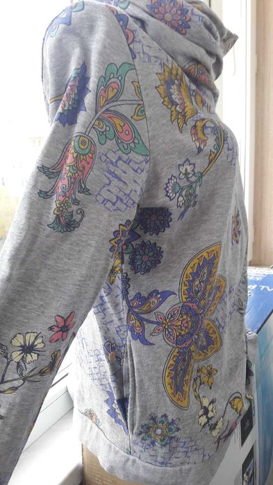 Кофта брендовая размер М. Свитшот. Спортивная кофта