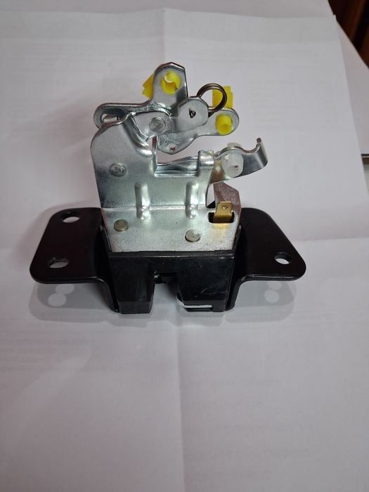 Fechadura tampa Mitsubishi  L400