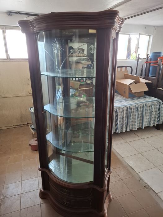 Cristaleira com iluminação