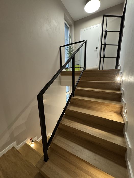 Barierka schodowa szklana metalowa nowoczesna loft
