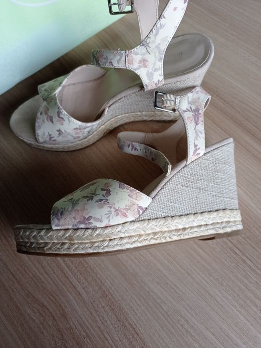 Sandały na koturnie r.39