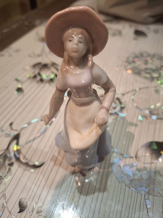 Порцелянова скульптурна фігурка" Господиня"(Pavone))"