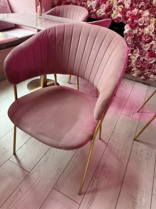 Krzesła różowe welur