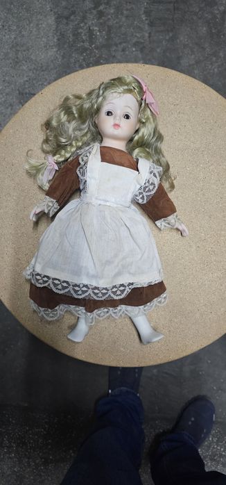 Boneca antiga em cerâmica
