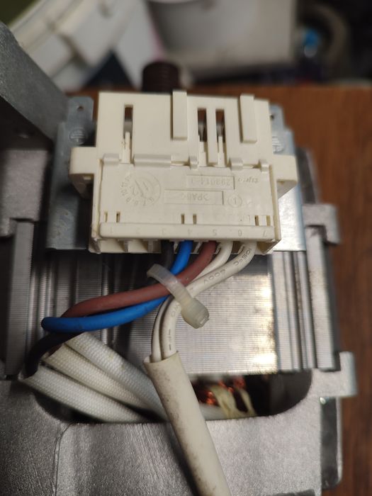 Części do pralki Indesit XWE71283 pompa wody