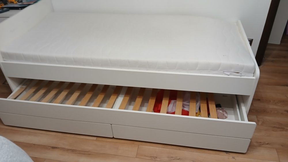 Łóżko dziecięce podwójne z materacami i stelazami