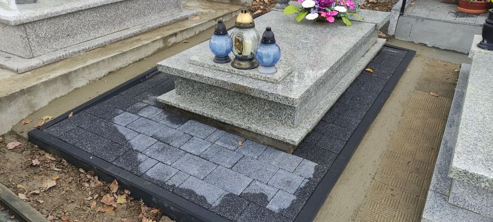 Kostka brukowa wokół nagrobka