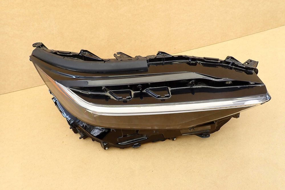 TOYOTA BZ4X)Фара Права