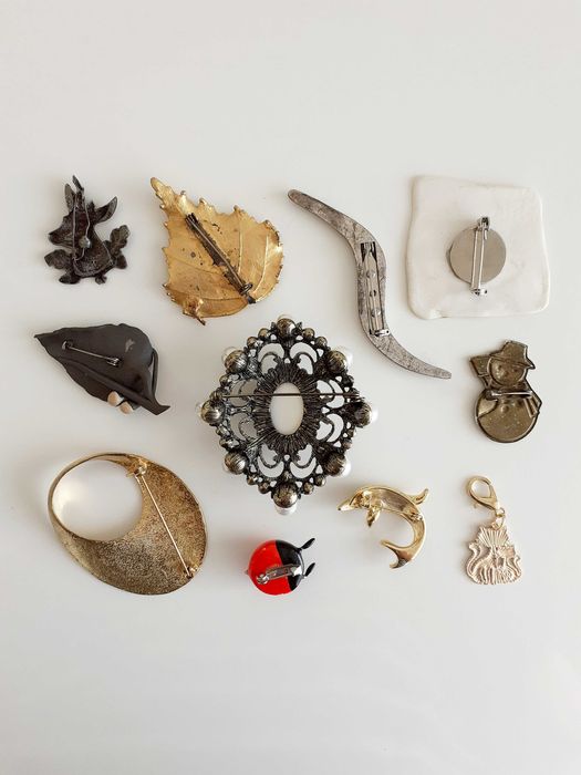 Zestaw 10 broszek + brelok