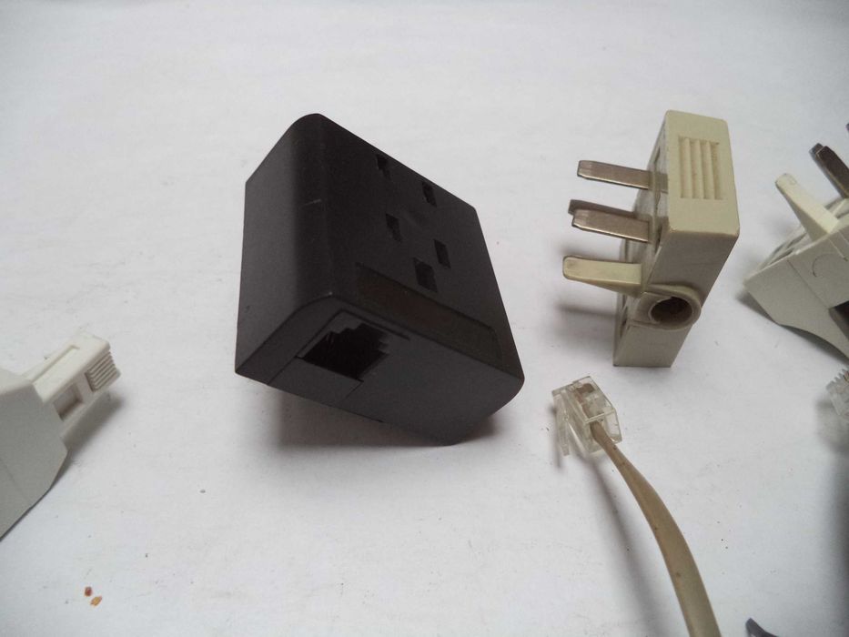 Zestaw wtyczek i kabli telefonicznych analogowych