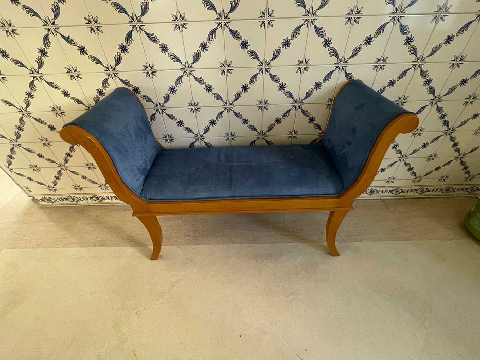 Cadeirão madeira forrado cor azul 100 cm x 36 cm