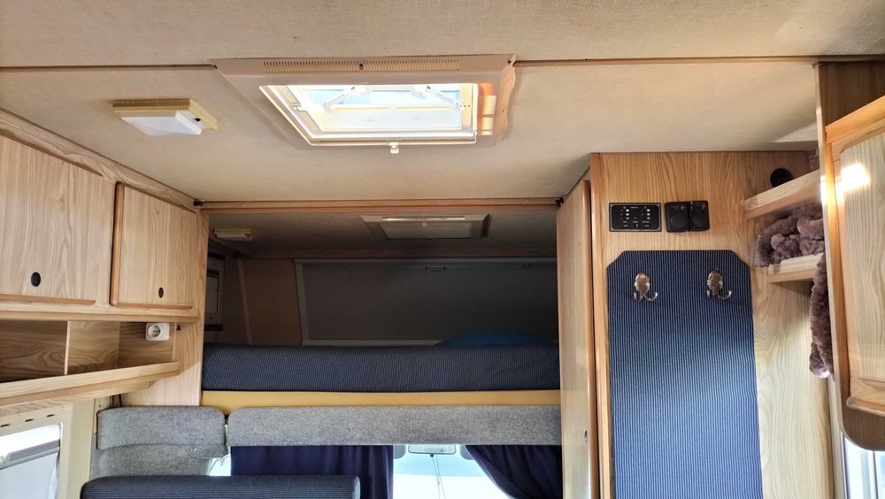 Autocaravana em bom estado geral Duas camas