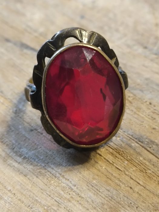 Duży pierścionek prl tombak z czerwonym oczkiem. Vintage .