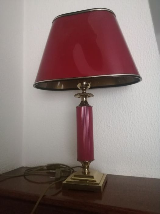 Candeeiro antigo cor Bordeaux e dourado, com abajour cónico