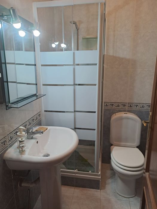 Arrenda-se quarto apenas para uma pessoa.