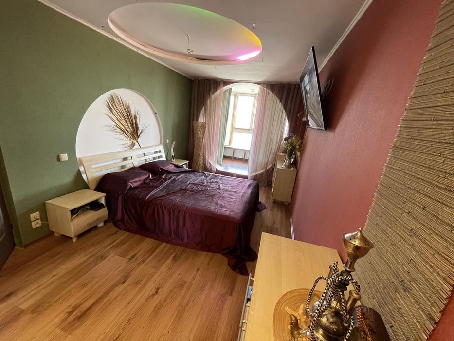 Продаж великої, дворівневої квартири на Митниці.