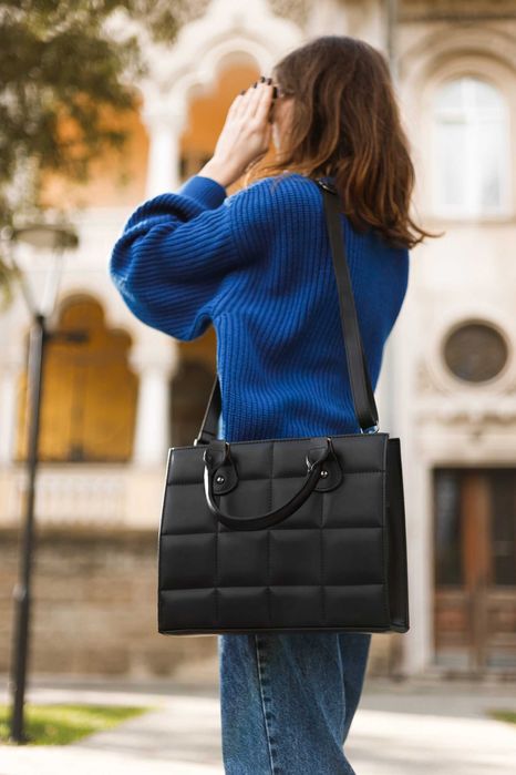 Жіноча сумка шоколадка чорна