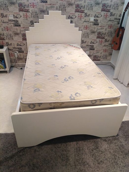 Cama + estrado + colchão + almofadas + cortinados + edredão