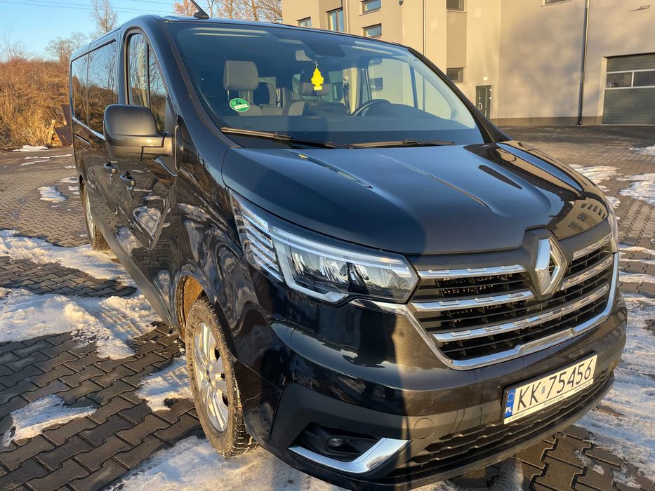 Wynajem busa 9-osobowego Renault Trafic Long 150 KM na narty
