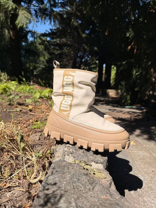 Осінньо-зимові сапоги  UGG Classic Brellah Mini  у бежевому кольорі