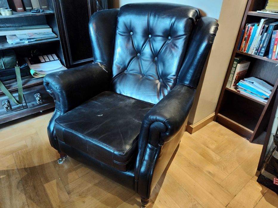 Duży skórzany fotel gabinetowy