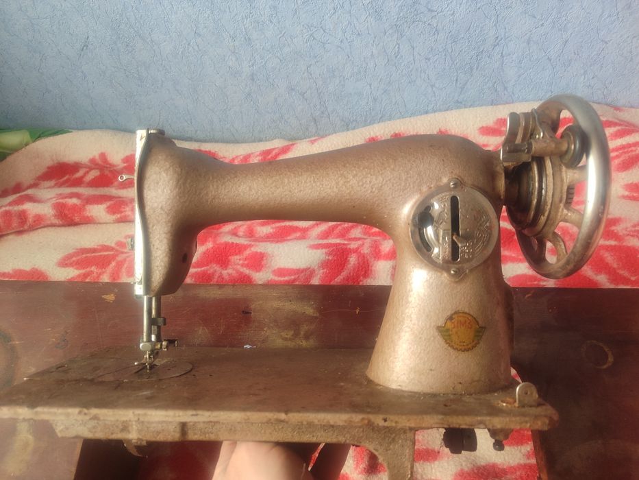 Продам ножну  швейну машинку ПМЗ