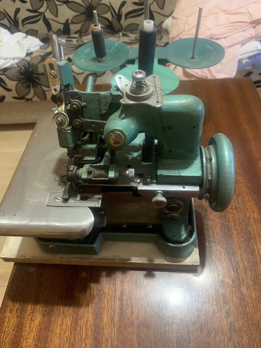Продаю обметовальну машинку