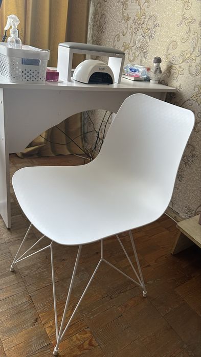 Срочно! Маникюрный стол с вытяжкой со стульями