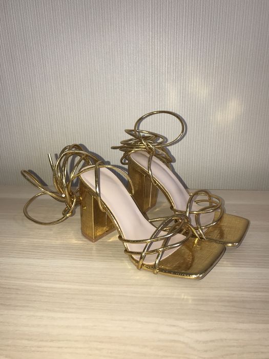 Золоті босоніжки 35 розмір на зав’язках на каблуці