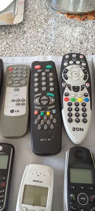 Vários comandos de televisão