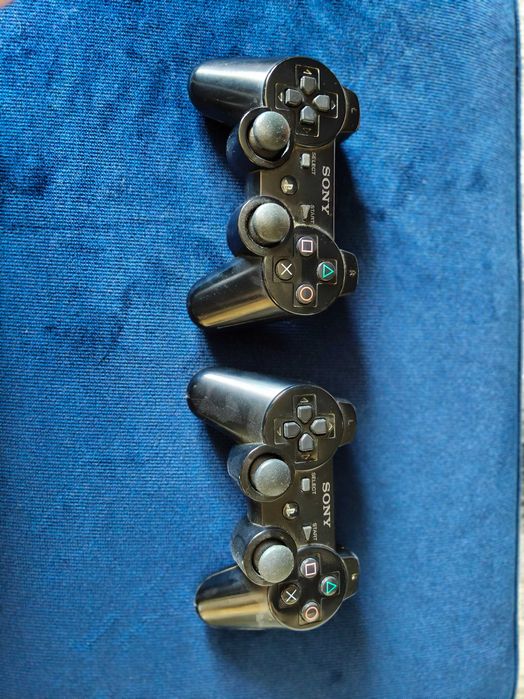 Dwa pady PS3 z nowymi akumulatorami