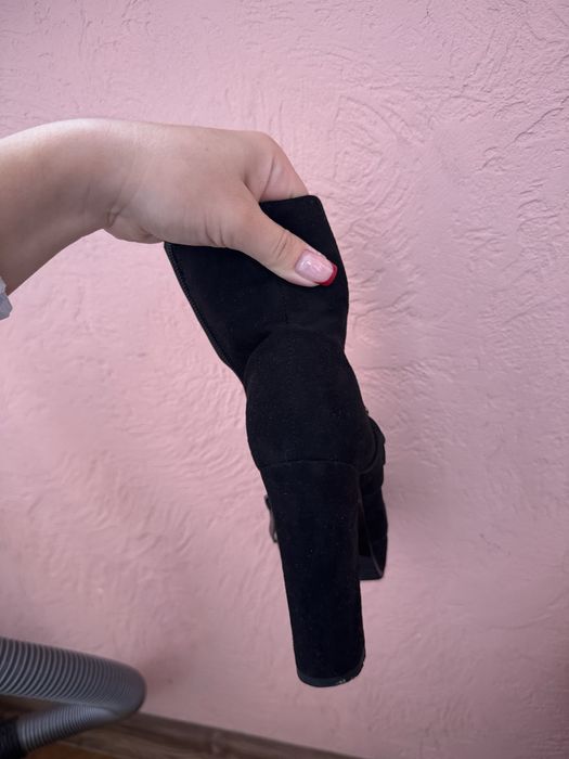 Ботинки на високому коблуці