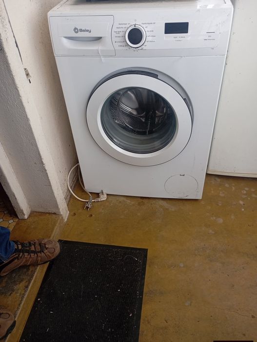 Vendo máquina de lavar roupa a trabalhar muito bem
