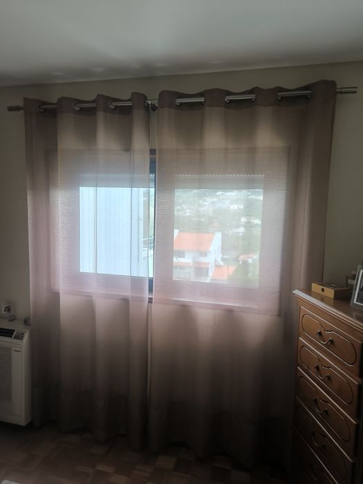 Dois varrãos com cortinas