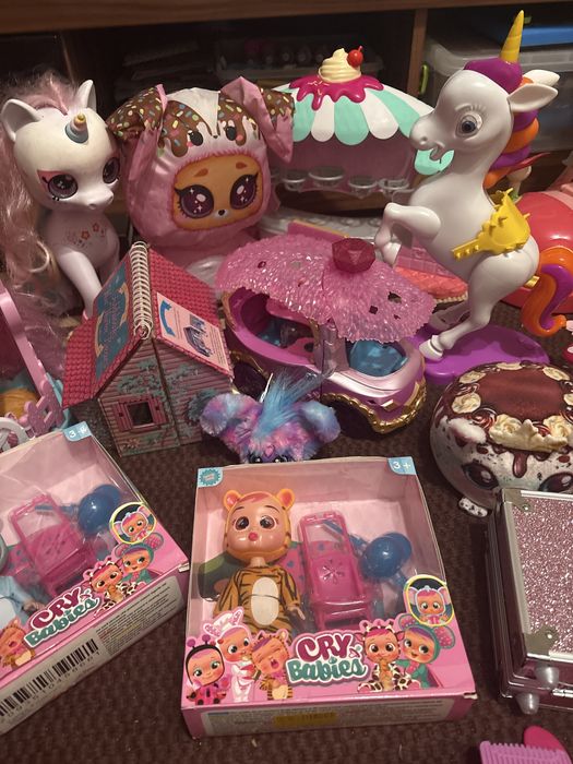 игрушек, в основном состоящий из кукол