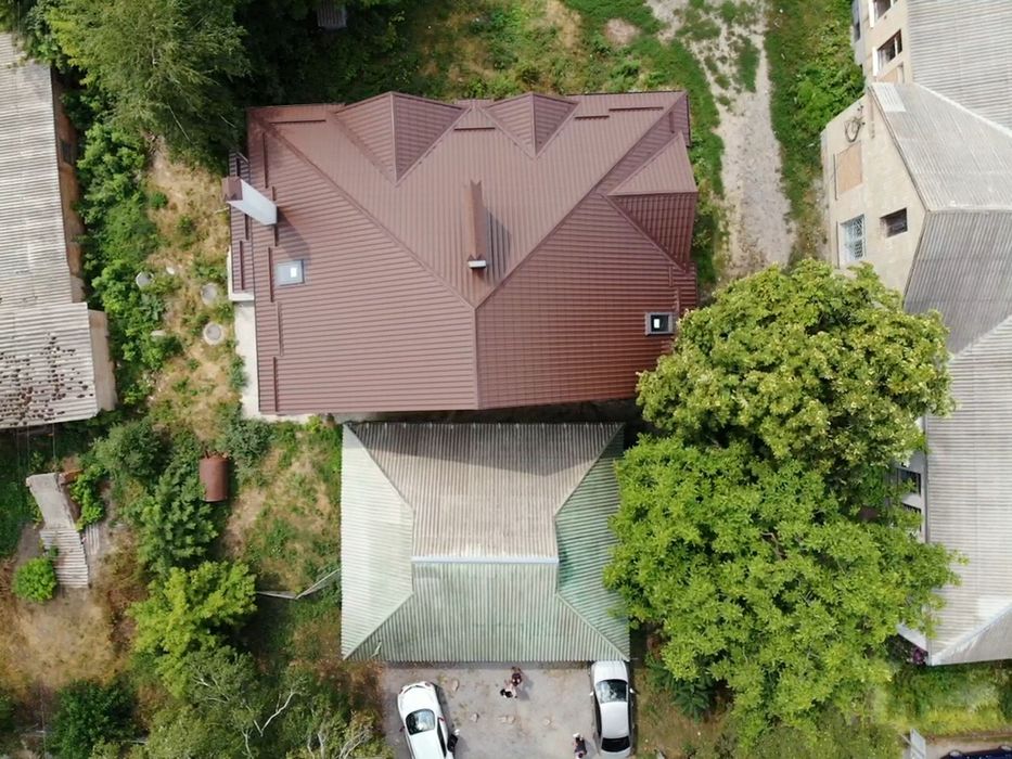 Двоповерхова комерційна будівля в центрі Шишак