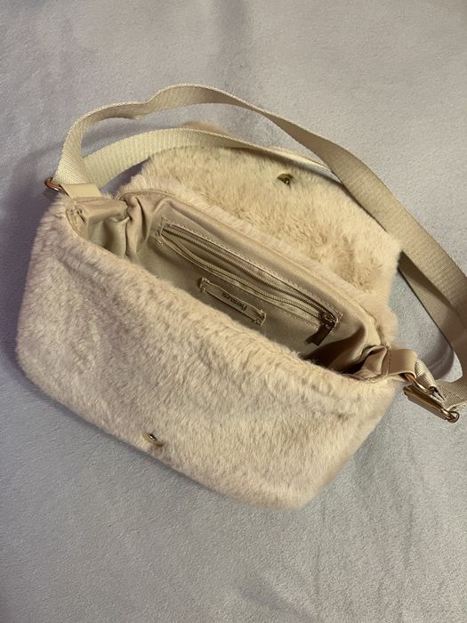 Пухнаста біла сумочка