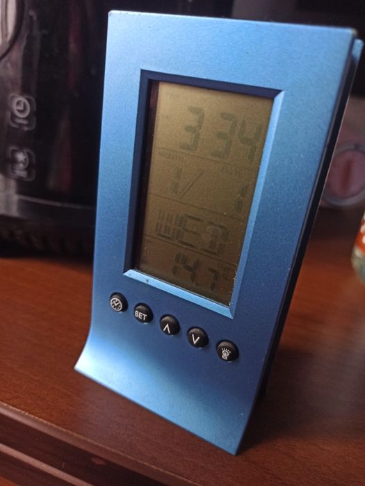 Годинник на батарейках, температура повітря.