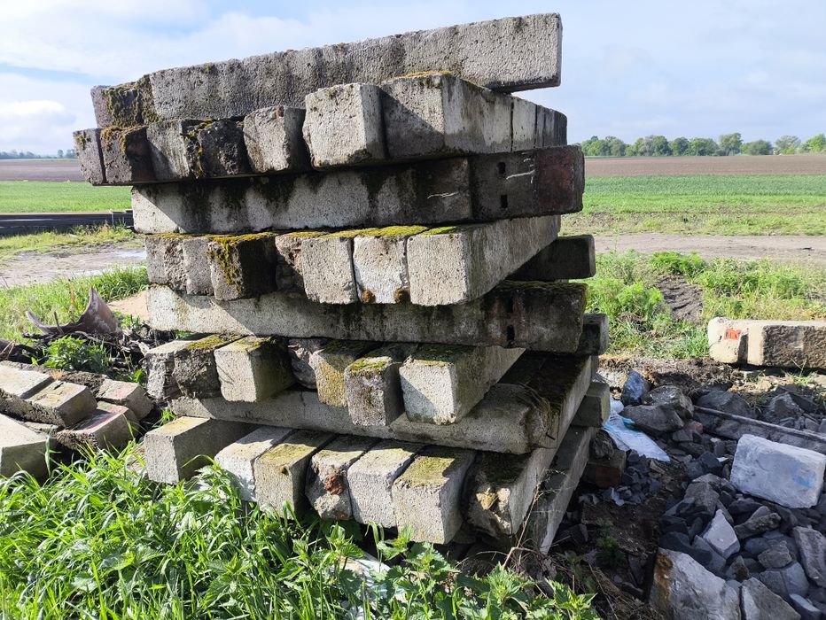 Słupy betonowe z demontażu bariery
