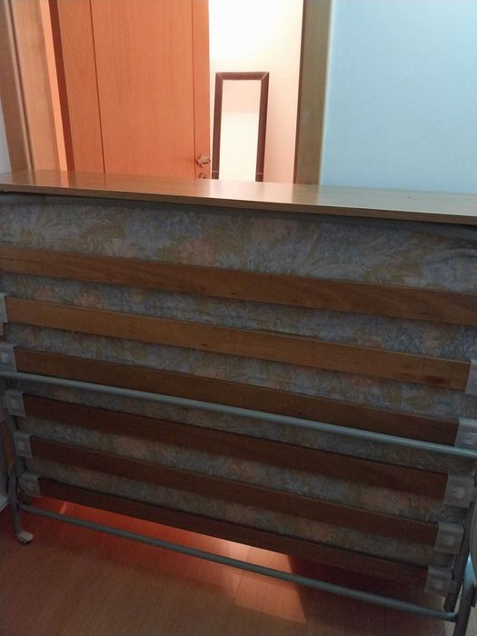 Cama dobrável de corpo e meio.