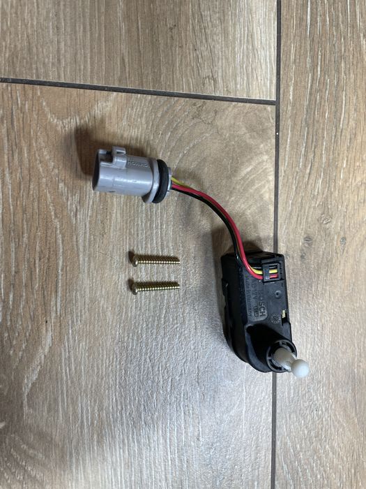 Silniczek regulacji lampy prawej przedniej do Toyoty Yaris p1 99/05