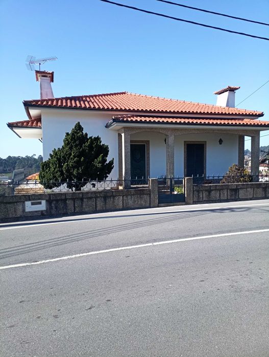 Arrendo casa T3 com salão