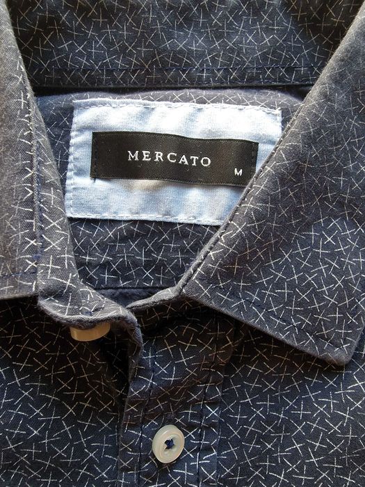 Camisa azul escura de manga comprida