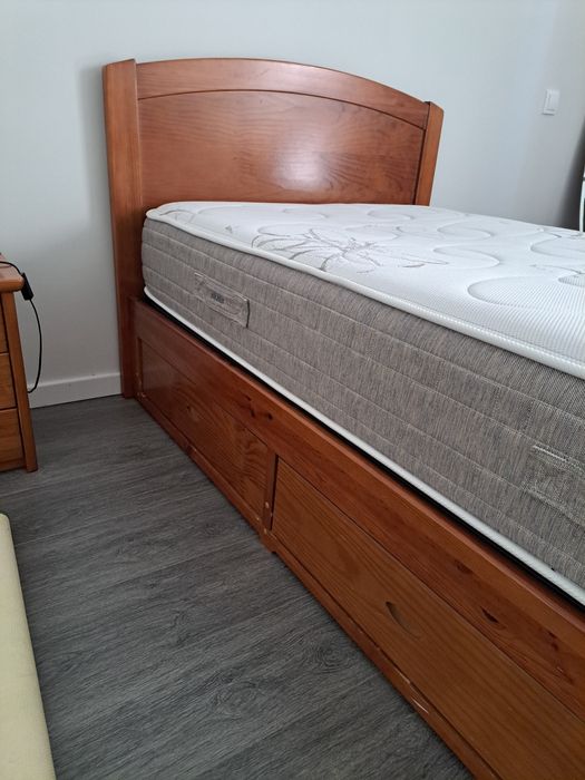 Vende-se cama de solteiro com colchão